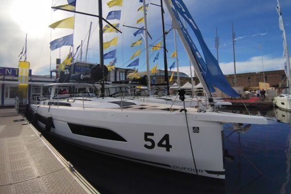 Dufour 54, volumes, aménagements et choix techniques à bord du nouveau fleuron du chantier Rochelais