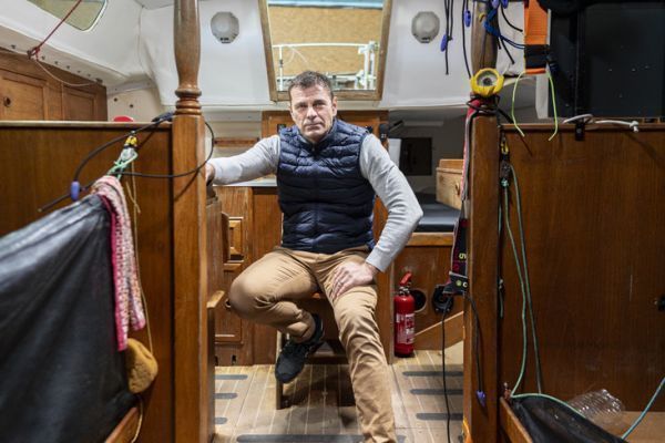 Damien Guillou dans la descente de son Rustler 36