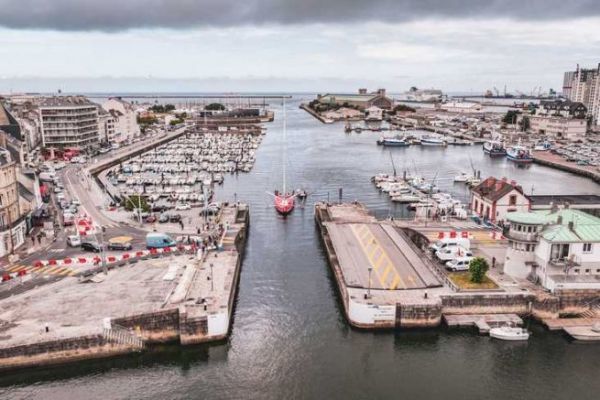 Entre d'un IMOCA  Cherbourg