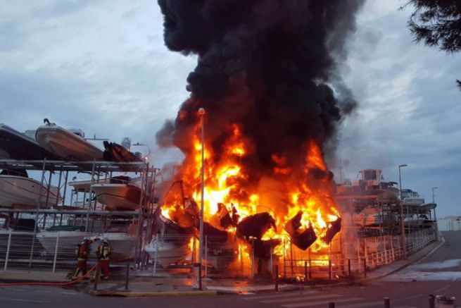 Le feu dtruits des bateaux au port  sec Batotel de Marseille