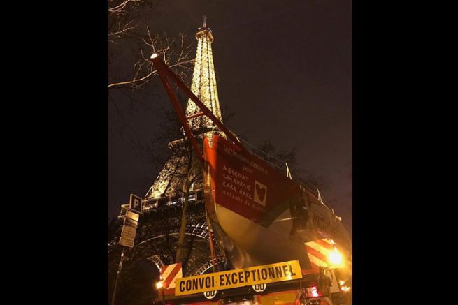 Initiatives Coeur prt  tre install sur la Tour Eiffel