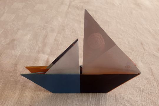 Un voilier en origami avec 2 vraies voiles