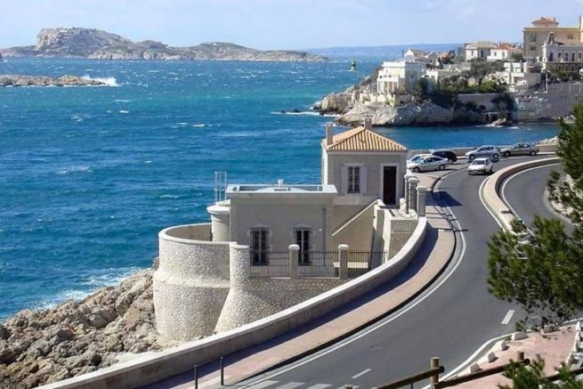 Le btiment qui abrite le margraphe de Marseille sur la corniche