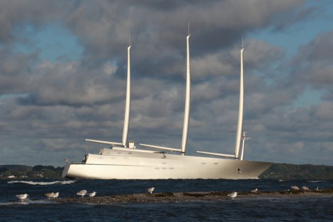 Le m�gayacht A