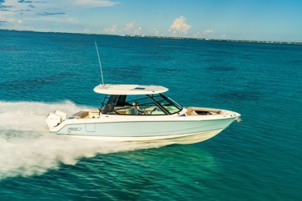 Facilement reconnaissable, le Boston Whaler 330 Vantage reste assez sportif