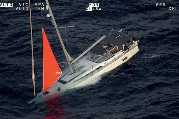 L'Oceanis 51.1 a sombr� suite � une rencontre avec un groupe de cachalots