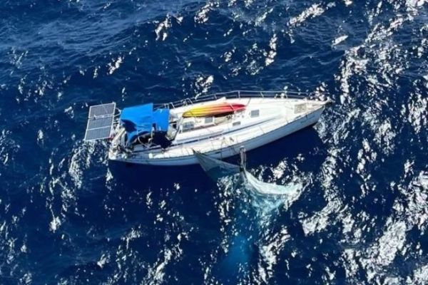 Le Namast�, un Bavaria 42, d�m�t� au large de Montserrat