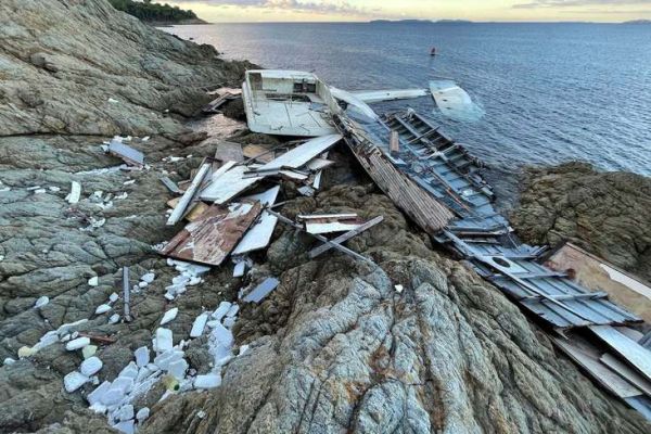 L'�pave de ce vieux yacht avait d�truit pr�s de 200m2 de posidonie