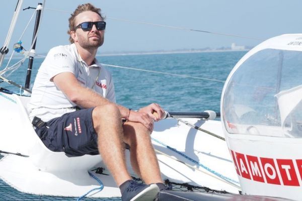 Luke Berry � la barre de son trimaran