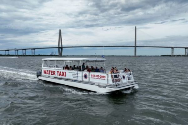 Le Charleston Water Taxi utilise largement ses moteurs hors-bord