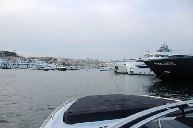Entrée dans le Vieux Port de Cannes
