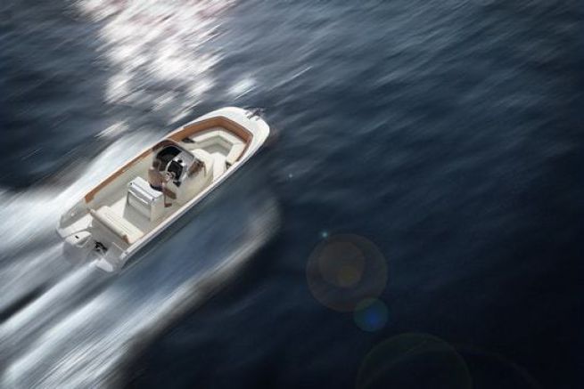 Le 240 FX, nouveau hors-bord d'Invictus Yacht prsent  Cannes en 2016
