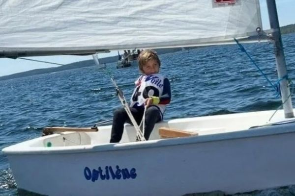 Benjamin Mano � la barre de son optimist 