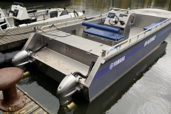 Notre bateau d'essai nous attend au ponton