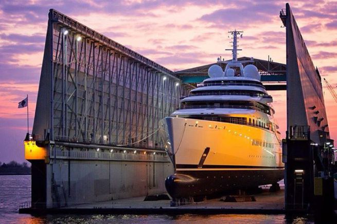 Le Yacht Azzam, construit chez Lrssen