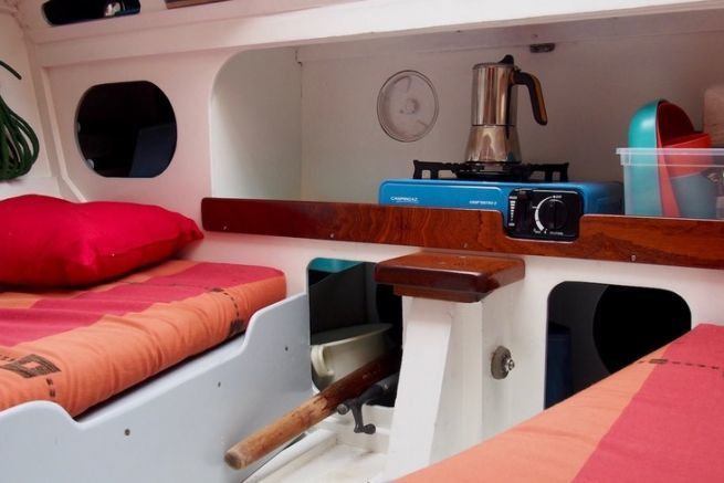 Bien que minimaliste, la cabine du Figaro 5 reste cosy et utilisable