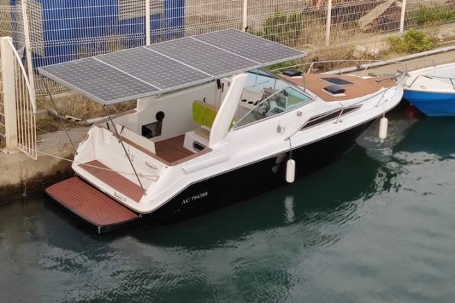 Surprenant, ce Searay recouvert de panneaux solaires