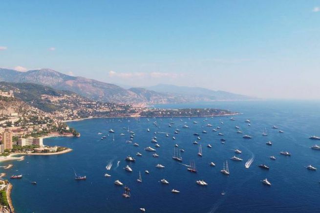 Des yachts au mouillage dans la baie de Monaco
