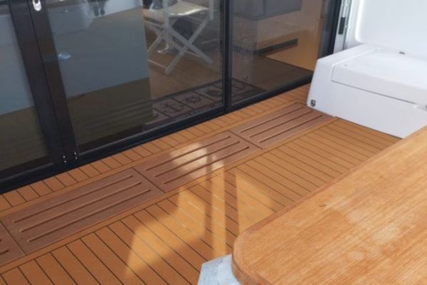 Cockpit d'un Outremer en Seacork Deck PLUS