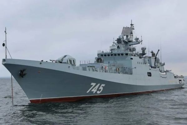 La fr�gate Admiral Grigorovich a effectu� plusieurs tirs de semonce en direction du couple de retrait�s