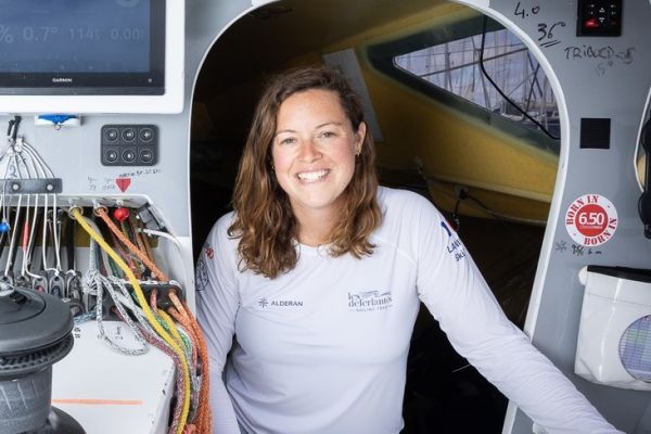 Sasha dans le cockpit de son Class 40  Alderan