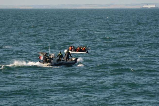 Sauvetage d'un bateau de rfugis sur la Manche