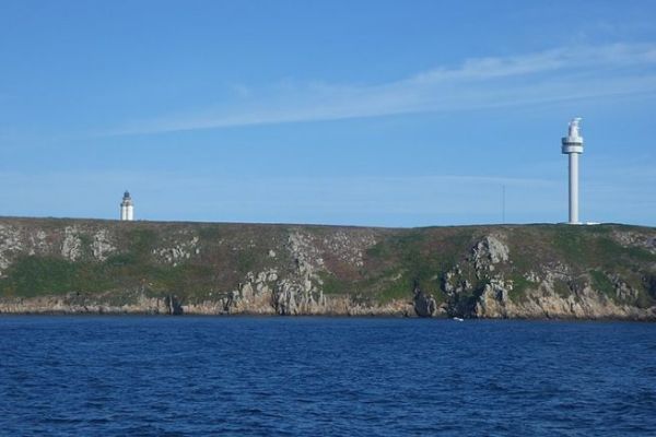 Ouessant, le phare du Stiff  gauche et le smaphore  droite