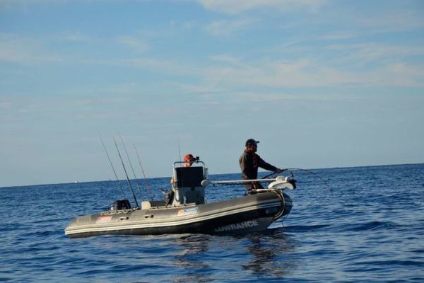 P�cher en semi-rigide en mer
