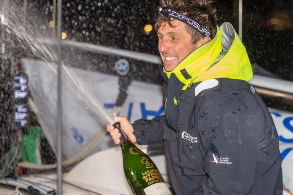 Le skipper irlandais Tom Dolan a franchi la ligne darrive en vainqueur de la Solitaire du Figaro Paprec 2024, ce jeudi  La Tu