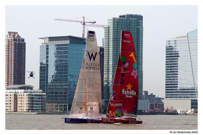 IMOCA Open 60s Estrella Damm et W Hotels en course à New-York Harbor, avril 2010