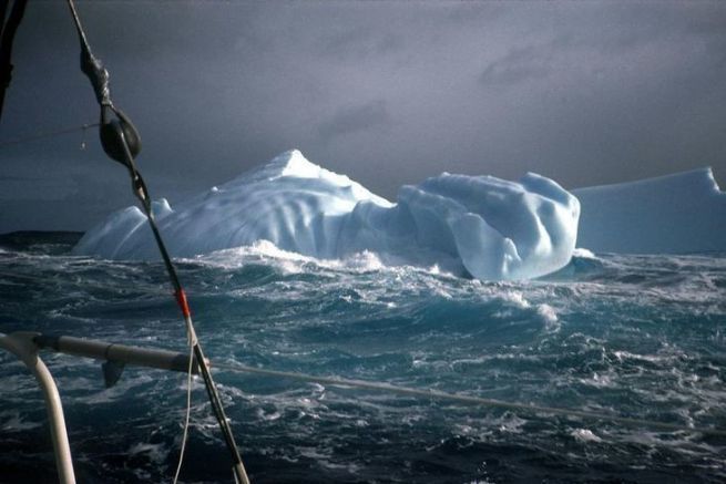 Photo prise par VDH lors du Vende Globe 89 : ca ne passe pas loin !