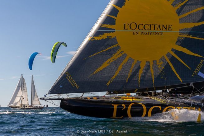 L'Occitane en Provence en plein run, Pen Duick III et des kites  foils  ses cots