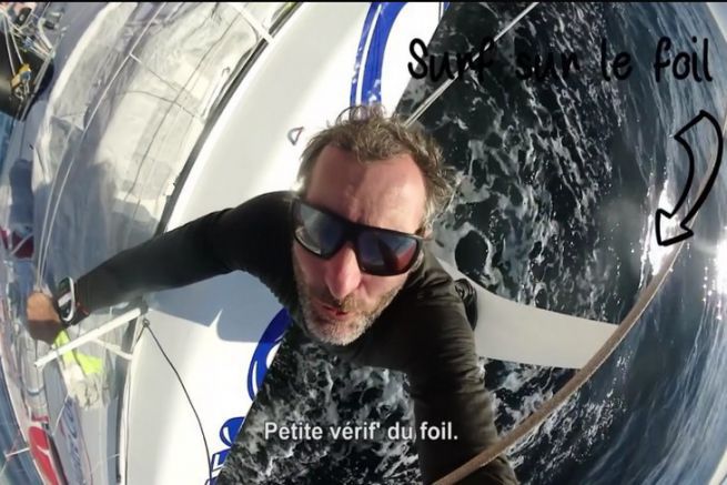 Jeremie Beyou sur le foil de son IMOCA Matre Coq