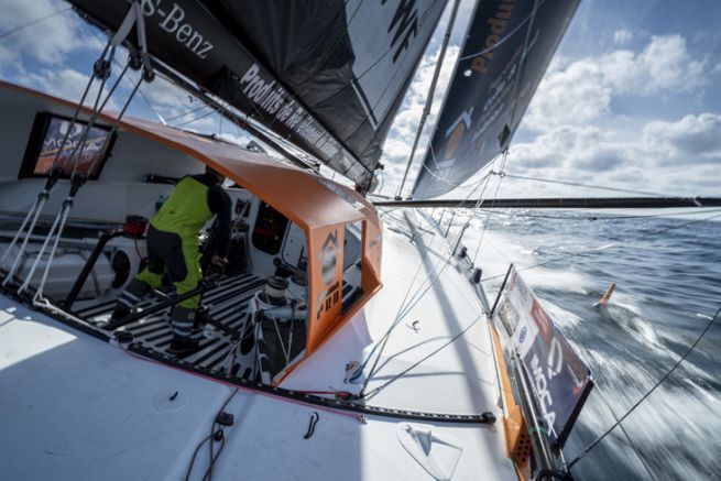 Radeau de survie situé dans le cockpit de l' IMOCA PRB