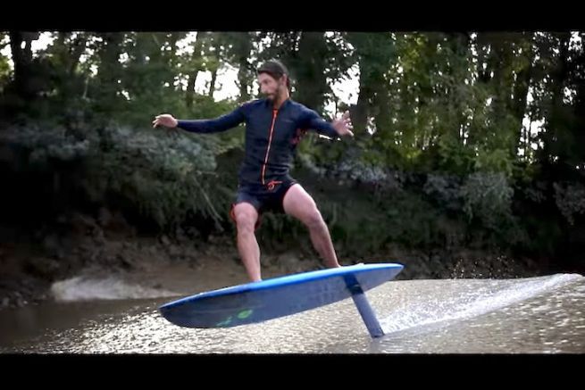 Ludovic Dulou en session de surf foil sur un mascaret